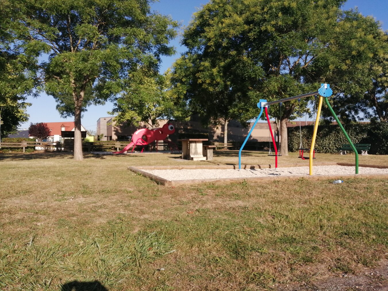 terrain de jeux, près de la salle