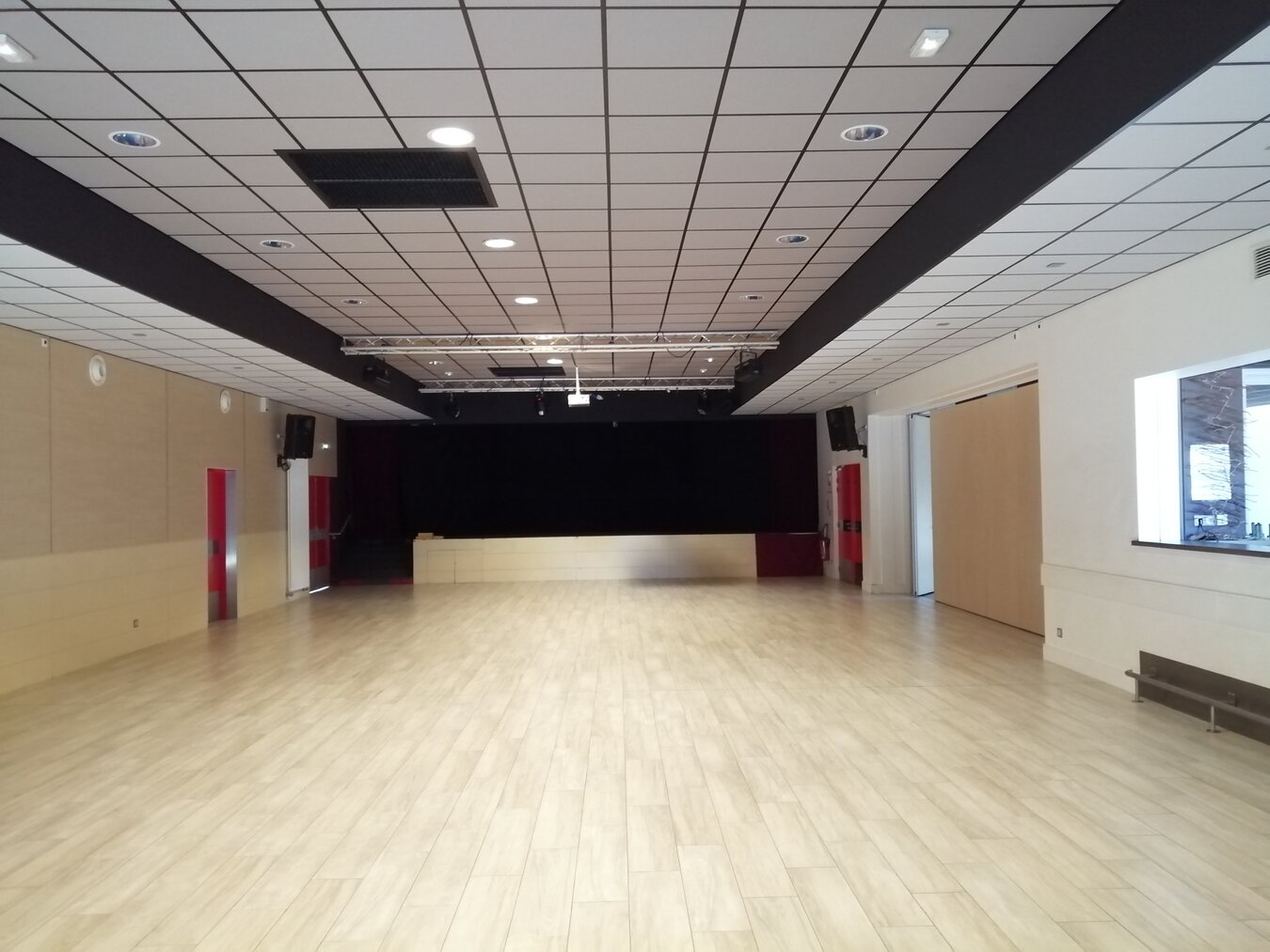 La grande salle, projecteur et écran